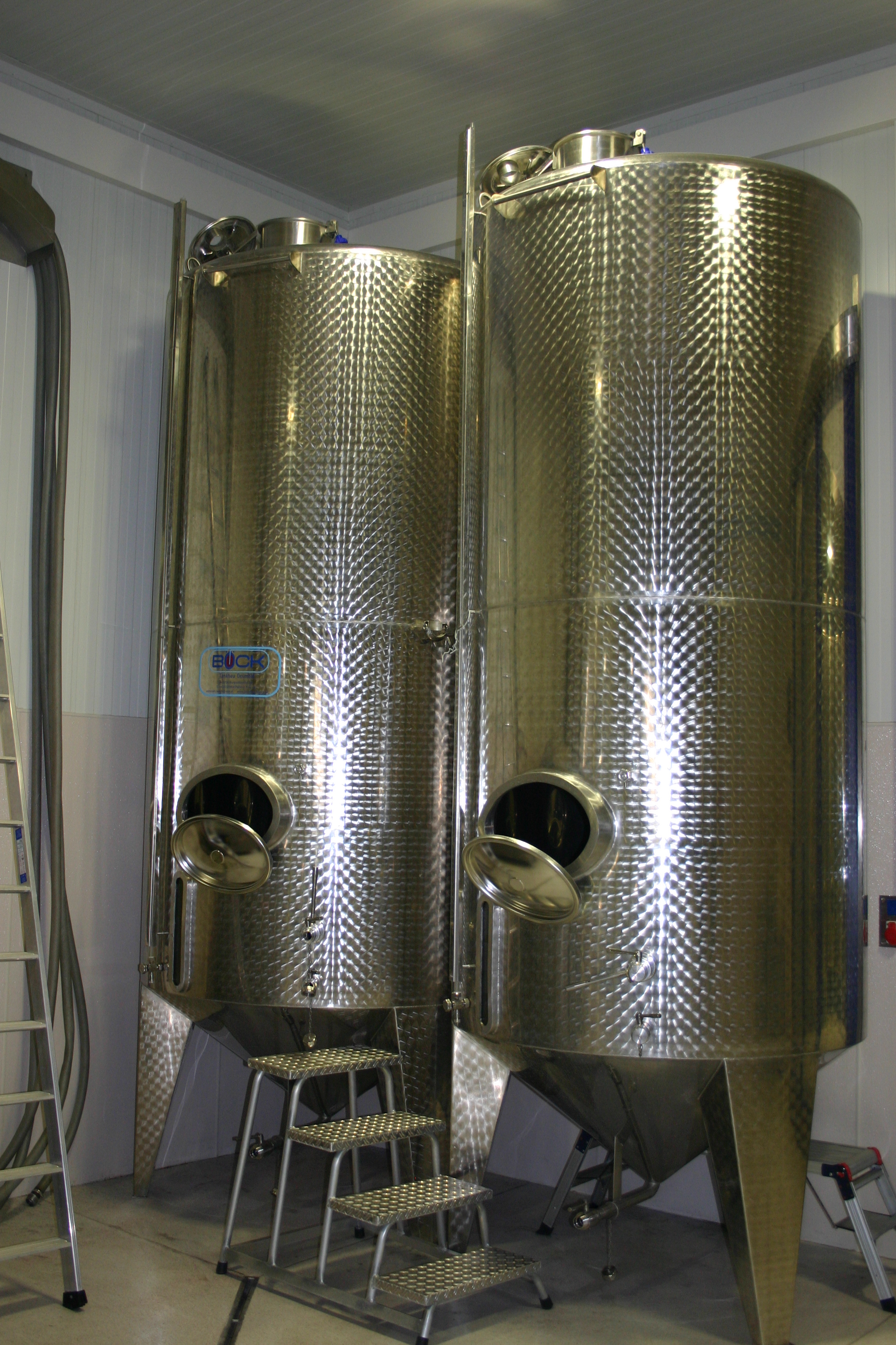 Edelstahltanks in moderner Anlage