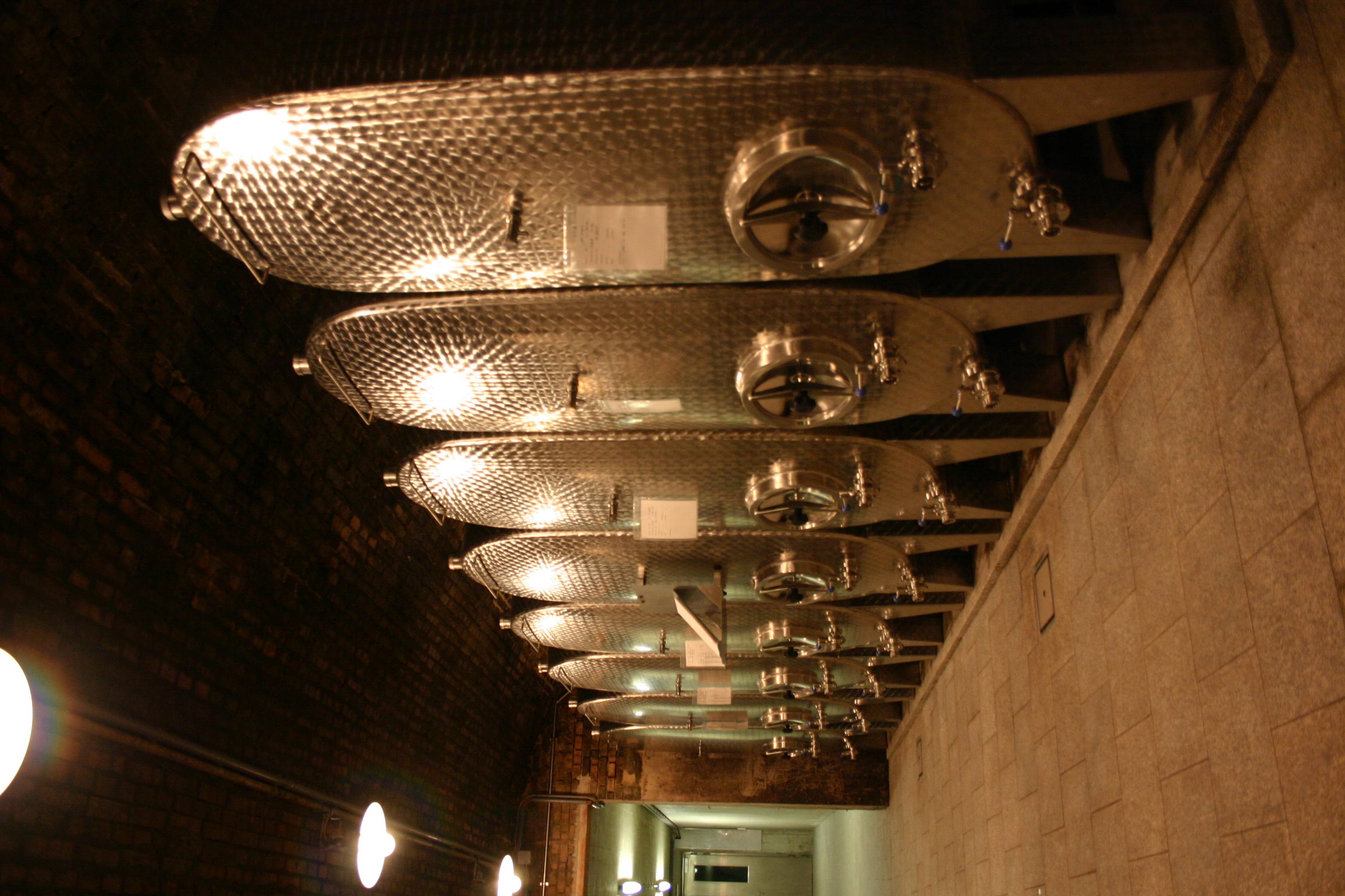 Tanks von unten im Gewölbe